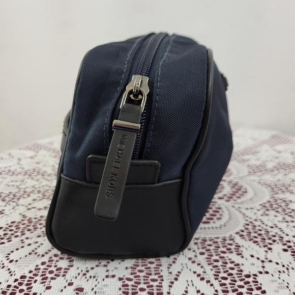 NEW Michael Kors Navy Nylon Toiletry Bag - Picture 3 of 7
